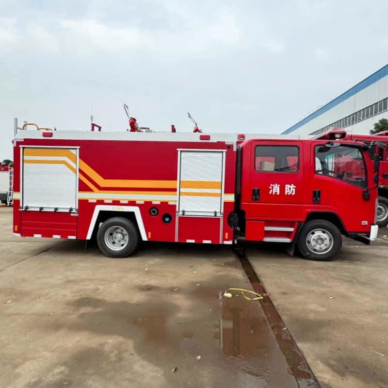Isuzu 8-ton water tank fire truck