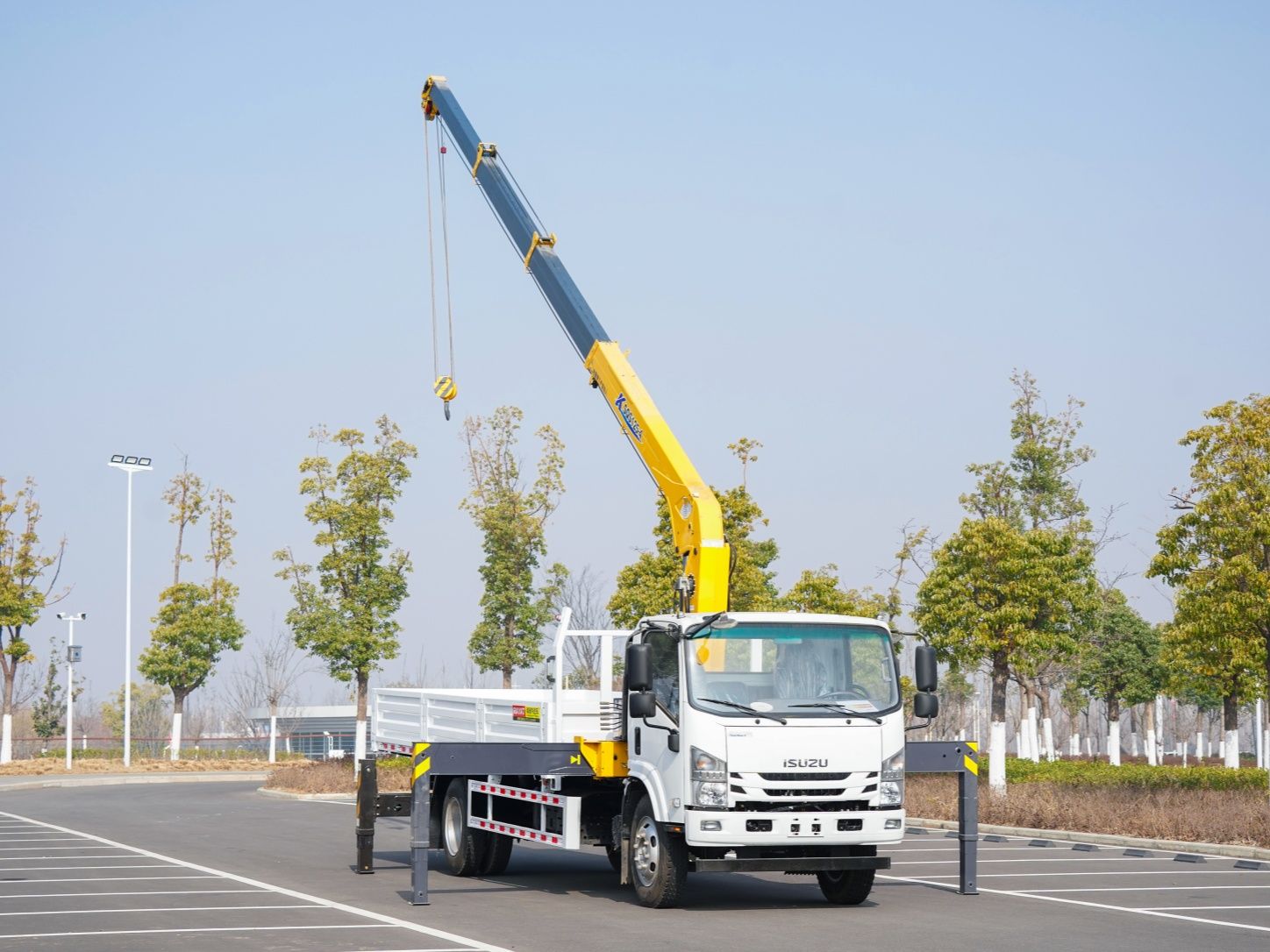 Isuzu 28 ton truck-mounted crane