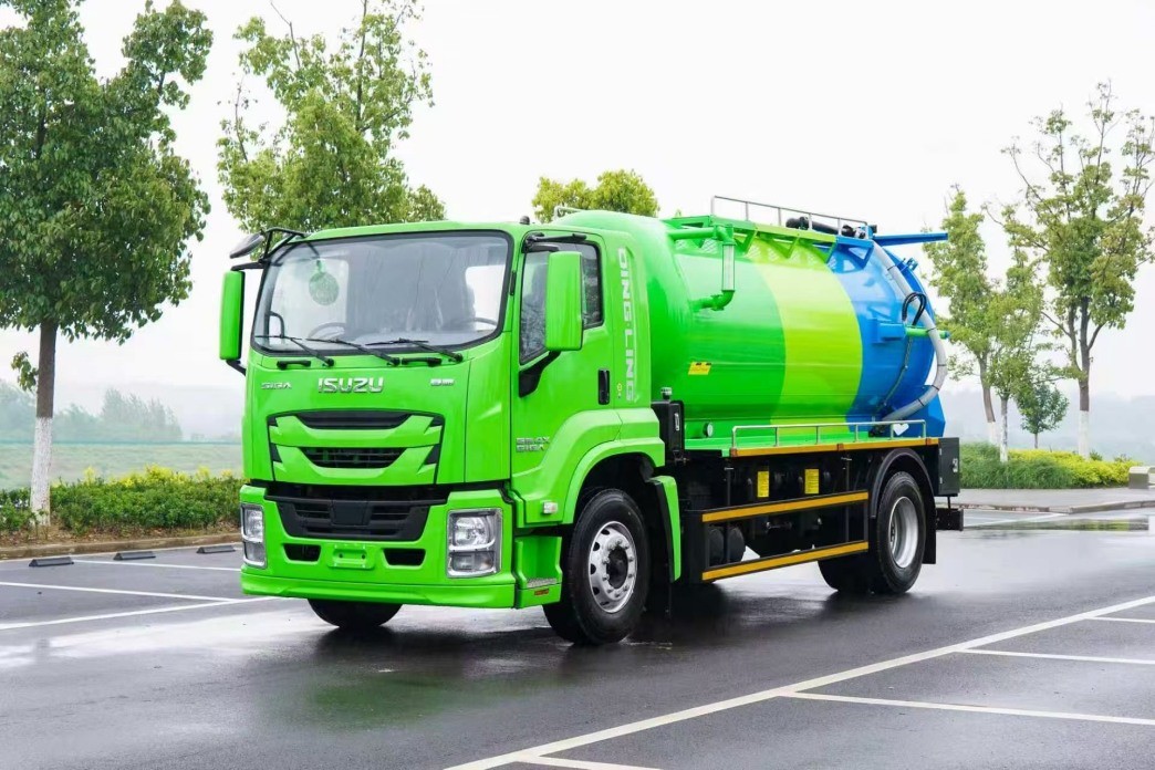 10,000L Vacuum Tank Structure with Reinforced Steel Body Design Isuzu 10CBM Vacuum Sewage Truck Front View