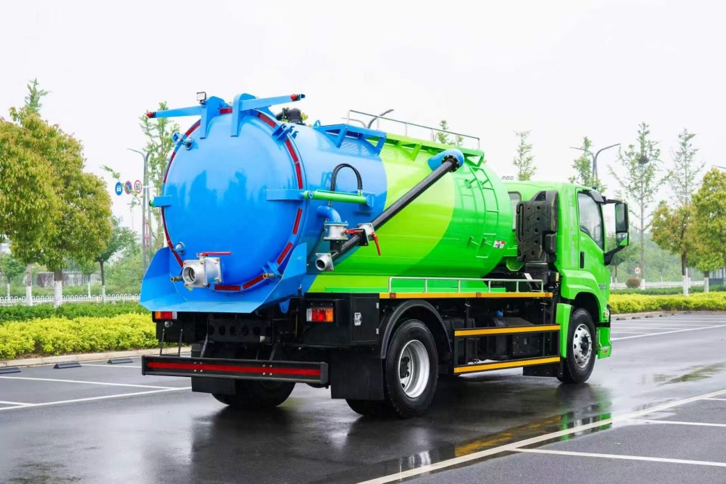 10,000L Vacuum Tank Structure with Reinforced Steel Body Design Isuzu 10CBM Vacuum Sewage Truck Front View