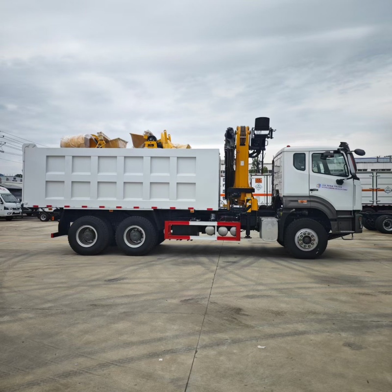Camión volquete HOWO 6x4 de 400 CV con grúa de pluma plegable XCMG de 10 toneladas y 5 secciones.