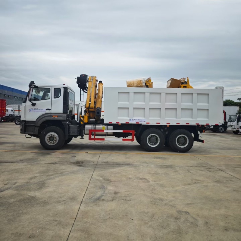 Camión volquete HOWO 6x4 de 400 CV con grúa de pluma plegable XCMG de 10 toneladas y 5 secciones.