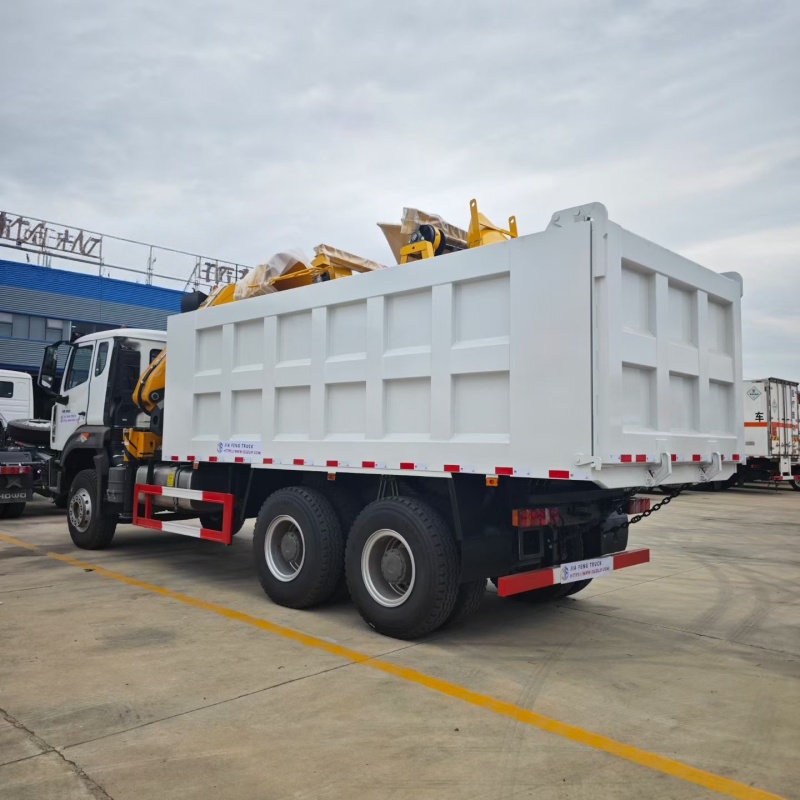 Camión volquete HOWO 6x4 de 400 CV con grúa de pluma plegable XCMG de 10 toneladas y 5 secciones.