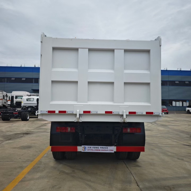 Camión volquete HOWO 6x4 de 400 CV con grúa de pluma plegable XCMG de 10 toneladas y 5 secciones.