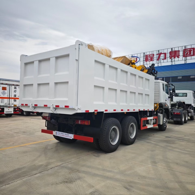 Camión volquete HOWO 6x4 de 400 CV con grúa de pluma plegable XCMG de 10 toneladas y 5 secciones.