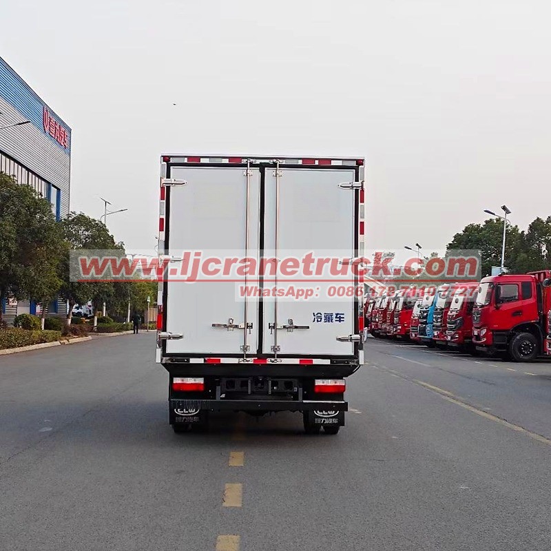 Camión frigorífico Dongfeng 4x2 de 5 toneladas para transporte en cadena de frío.