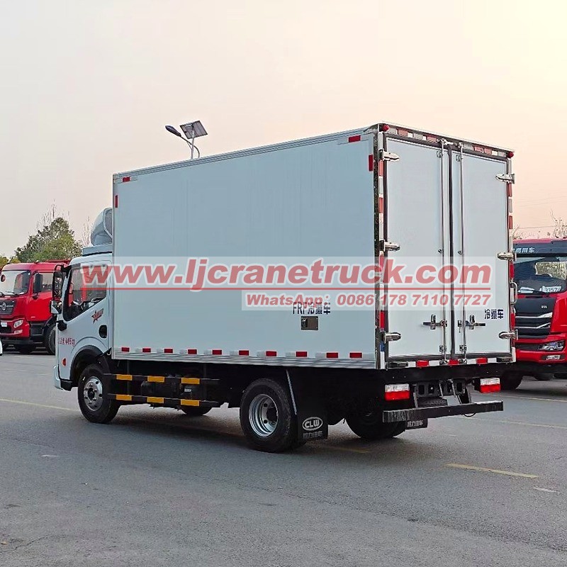Camión frigorífico Dongfeng 4x2 de 5 toneladas para transporte en cadena de frío.